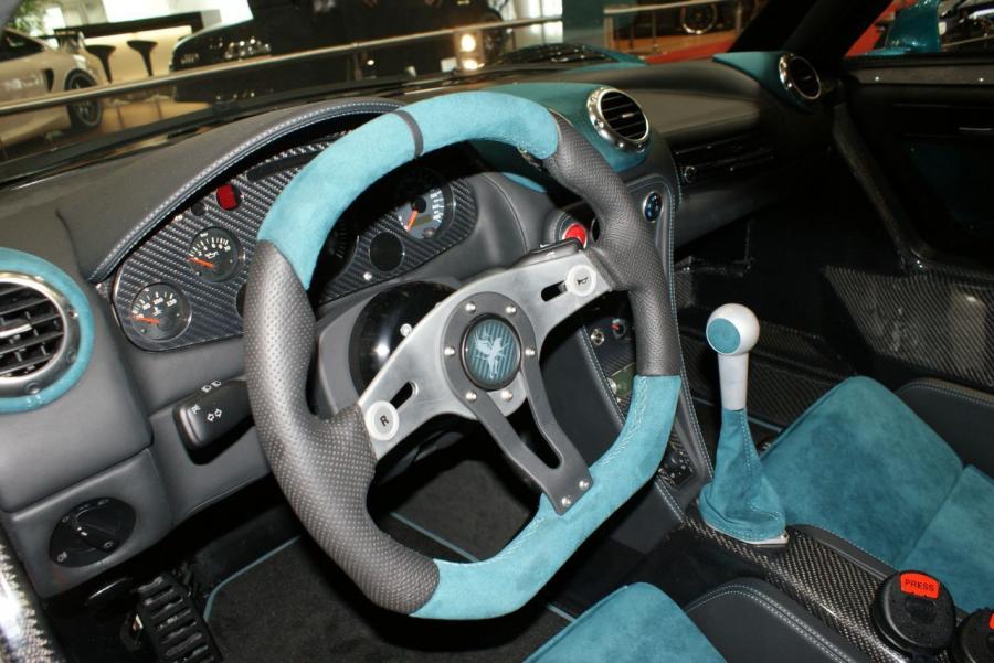 Интерьер Gumpert Apollo Speed 2009 года  (фото 8 из 9)